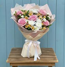 Букет цветов из:  Гвоздики, Орхидеи и Розы в Одоев