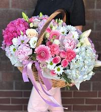 Композиция солнечный день в Одоев Цветочная композиция из Розы, Хризантемы, Пионы и Лизиантусы в корзине в Одоев