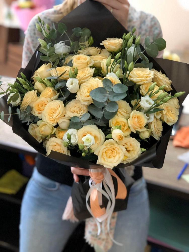 Букет цветов из: Розы и Лизиантусы в Одоев