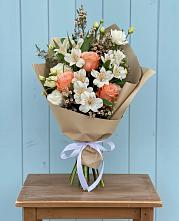 Букет цветов из:  Альстромерии, Лизиантусы, Розы и Хризантемы в Одоев