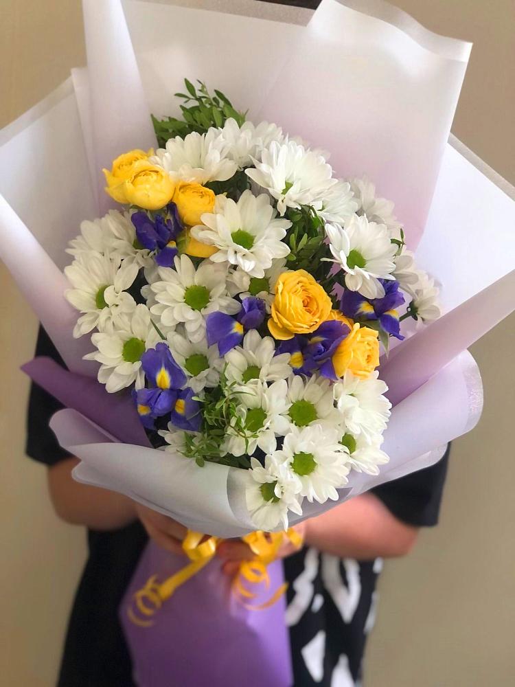 Букет цветов из: Ирисы, Хризантемы и Розы в Одоев
