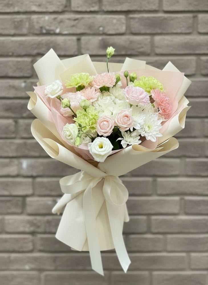 Букет цветов из: Гвоздики, Розы, Лизиантусы и Хризантемы в Одоев