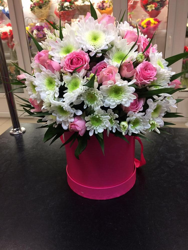 Цветочная композиция из Розы и Хризантемы в шляпной коробке в Одоев