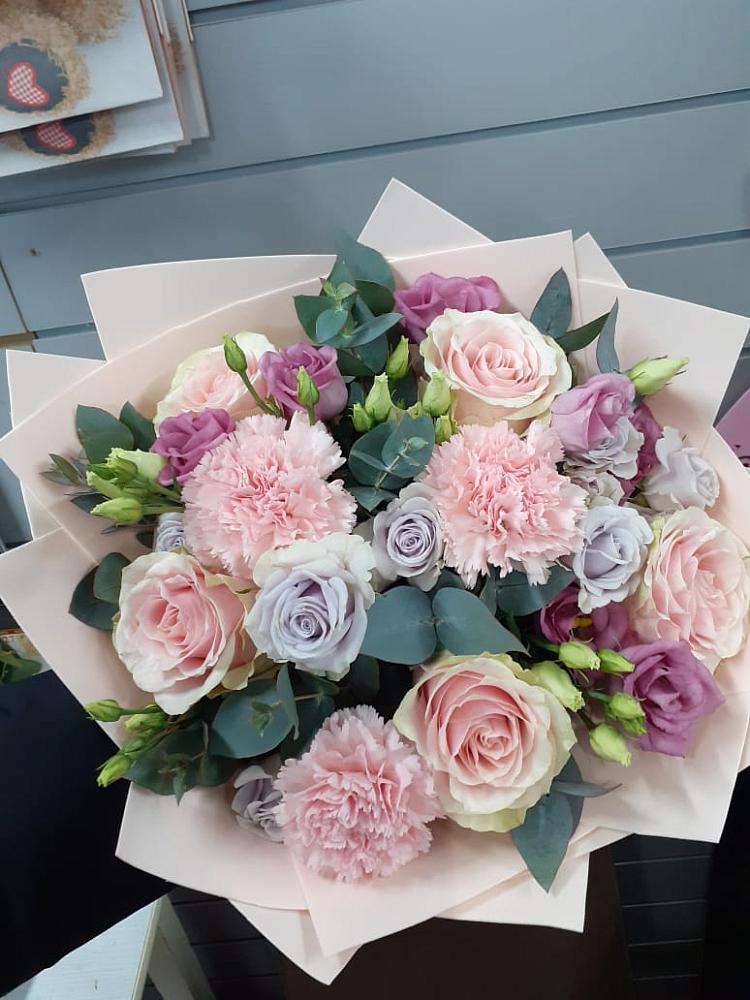 Букет цветов из: Розы, Гвоздики и Лизиантусы в Одоев